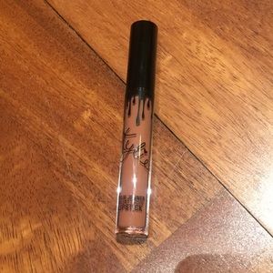 Kylie Velvet Liquid Lipstick COMMANDO